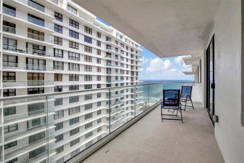 Condominio en alquiler en Bal Harbour, Florida, 2 dormitorios, 156.82 m2 № 1951278 - foto 2