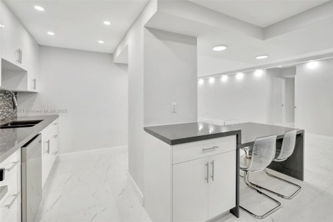 Condominio en alquiler en Bal Harbour, Florida, 2 dormitorios, 156.82 m2 № 1951278 - foto 12