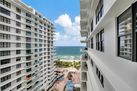 Condominio en alquiler en Bal Harbour, Florida, 2 dormitorios, 156.82 m2 № 1951278 - foto 3