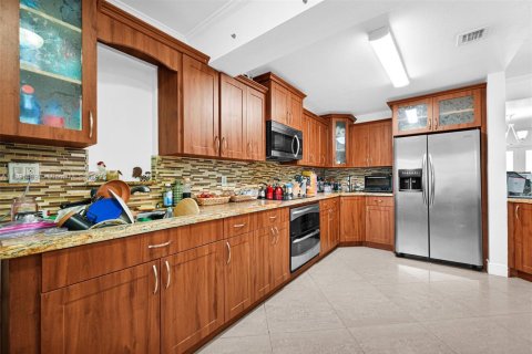 House in Miami, Florida 5 bedrooms, 177.26 sq.m. № 1944735 - photo 17