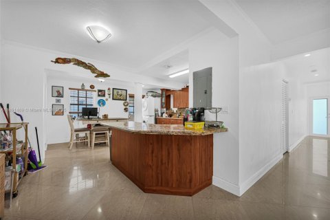 House in Miami, Florida 5 bedrooms, 177.26 sq.m. № 1944735 - photo 19