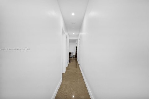 House in Miami, Florida 5 bedrooms, 177.26 sq.m. № 1944735 - photo 20