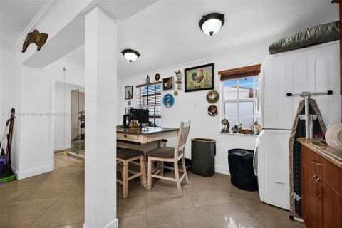 House in Miami, Florida 5 bedrooms, 177.26 sq.m. № 1944735 - photo 13