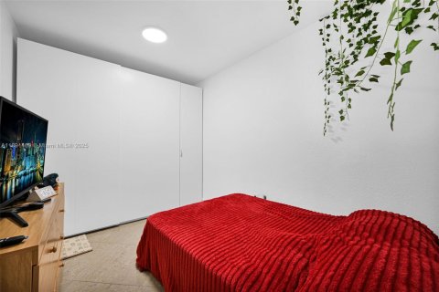 House in Miami, Florida 5 bedrooms, 177.26 sq.m. № 1944735 - photo 27