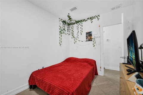 House in Miami, Florida 5 bedrooms, 177.26 sq.m. № 1944735 - photo 29