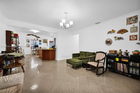House in Miami, Florida 5 bedrooms, 177.26 sq.m. № 1944735 - photo 5