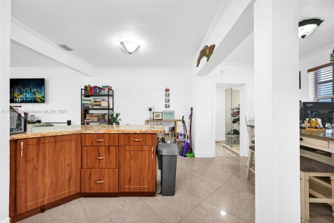House in Miami, Florida 5 bedrooms, 177.26 sq.m. № 1944735 - photo 18