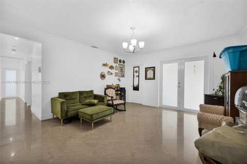 House in Miami, Florida 5 bedrooms, 177.26 sq.m. № 1944735 - photo 6