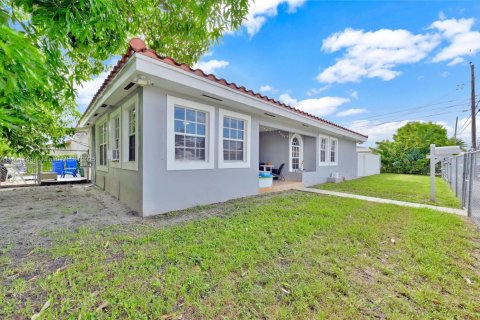 House in Miami, Florida 5 bedrooms, 177.26 sq.m. № 1944735 - photo 3