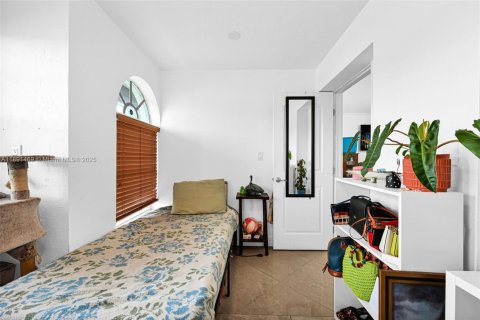 House in Miami, Florida 5 bedrooms, 177.26 sq.m. № 1944735 - photo 8