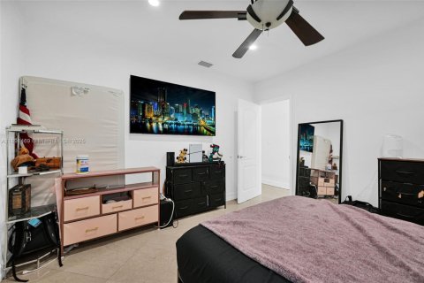 House in Miami, Florida 5 bedrooms, 177.26 sq.m. № 1944735 - photo 23