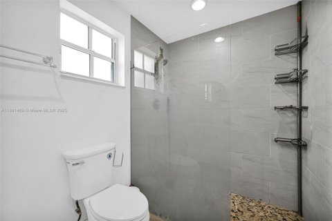 House in Miami, Florida 5 bedrooms, 177.26 sq.m. № 1944735 - photo 25