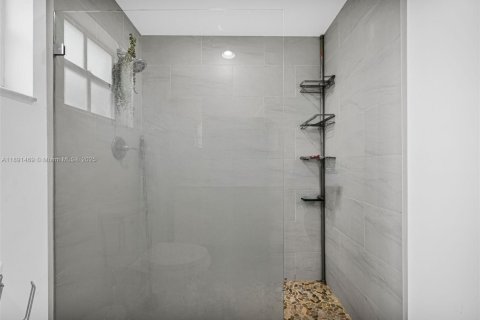 House in Miami, Florida 5 bedrooms, 177.26 sq.m. № 1944735 - photo 26