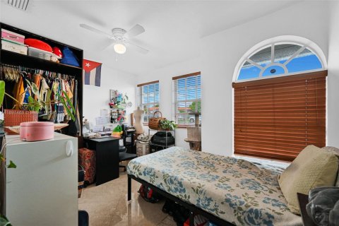 House in Miami, Florida 5 bedrooms, 177.26 sq.m. № 1944735 - photo 7