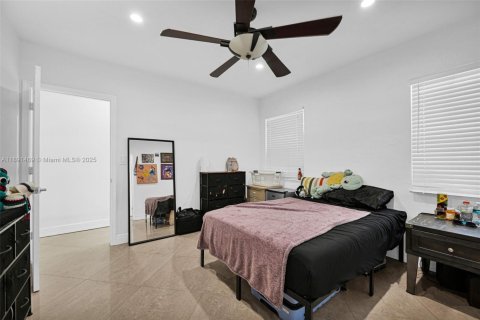House in Miami, Florida 5 bedrooms, 177.26 sq.m. № 1944735 - photo 22