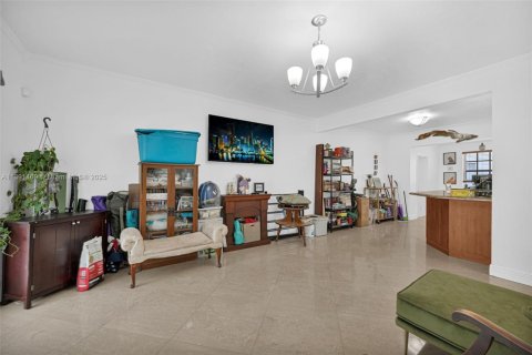 House in Miami, Florida 5 bedrooms, 177.26 sq.m. № 1944735 - photo 9