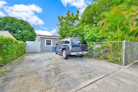 House in Miami, Florida 5 bedrooms, 177.26 sq.m. № 1944735 - photo 30