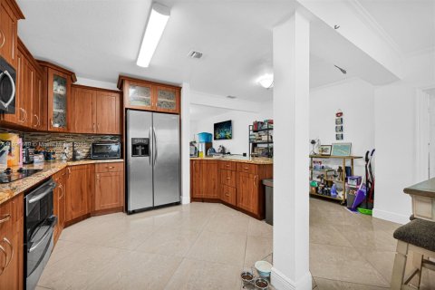 House in Miami, Florida 5 bedrooms, 177.26 sq.m. № 1944735 - photo 14