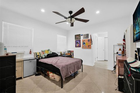 House in Miami, Florida 5 bedrooms, 177.26 sq.m. № 1944735 - photo 21