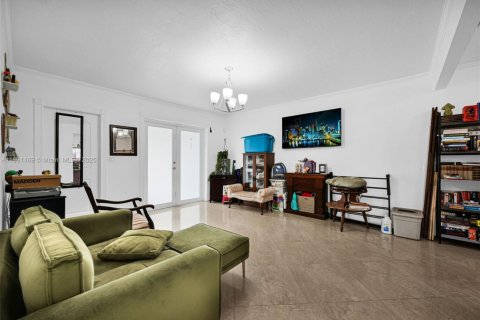 House in Miami, Florida 5 bedrooms, 177.26 sq.m. № 1944735 - photo 10
