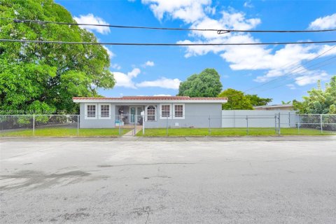 House in Miami, Florida 5 bedrooms, 177.26 sq.m. № 1944735 - photo 2