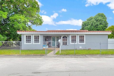 House in Miami, Florida 5 bedrooms, 177.26 sq.m. № 1944735 - photo 1