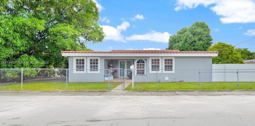 House in Miami, Florida 5 bedrooms, 177.26 sq.m. № 1944735