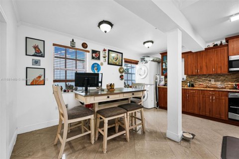 House in Miami, Florida 5 bedrooms, 177.26 sq.m. № 1944735 - photo 12