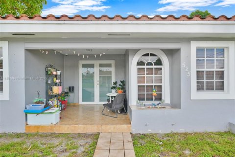 House in Miami, Florida 5 bedrooms, 177.26 sq.m. № 1944735 - photo 4