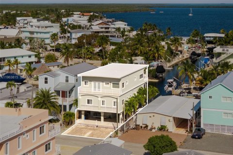 House in Key Largo, Florida 4 bedrooms, 297.1 sq.m. № 2028854 - photo 24