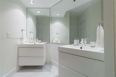 Condo in Aventura, Florida, 2 bedrooms  № 1943571 - photo 10