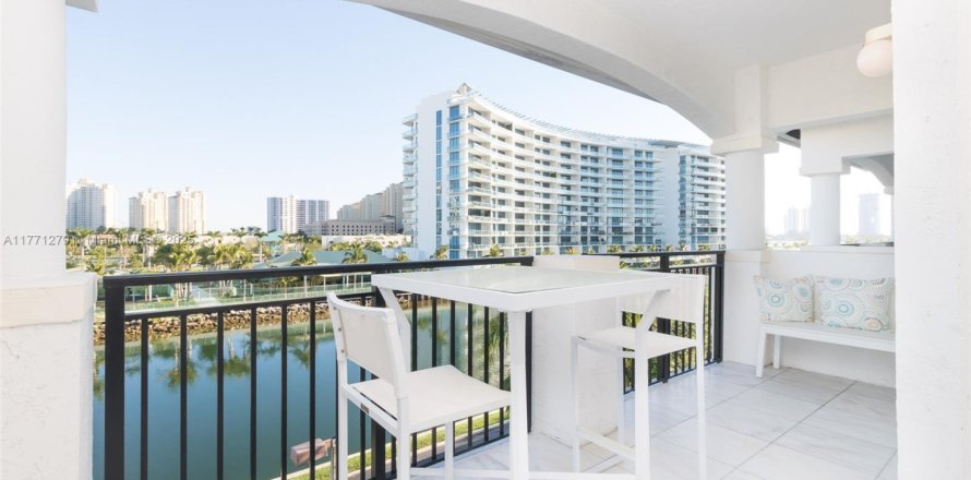 Condo in Aventura, Florida, 2 bedrooms № 1943571