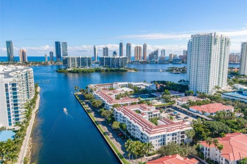 Condo in Aventura, Florida, 2 bedrooms  № 1943571 - photo 24