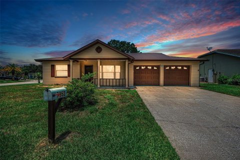 House in New Port Richey, Florida 2 bedrooms, 121.52 sq.m. № 2151601