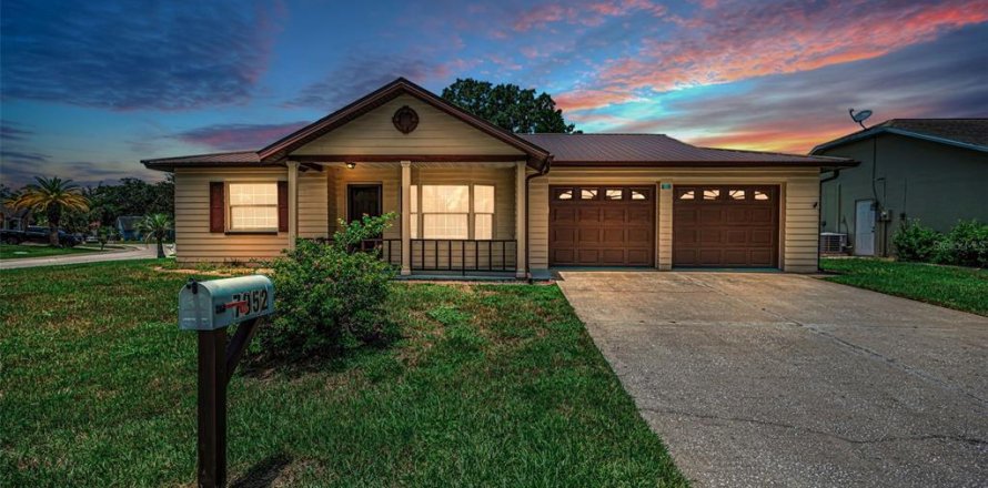 House in New Port Richey, Florida 2 bedrooms, 121.52 sq.m. № 2151601