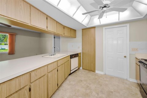 House in New Port Richey, Florida 2 bedrooms, 121.52 sq.m. № 2151601 - photo 30