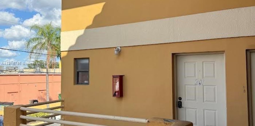 Кондоминиум с 2 спальнями в Хайалиа Гарденс, Флорида № 1970230