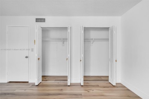 Condo in Key Biscayne, Florida, 2 bedrooms  № 1888798 - photo 22
