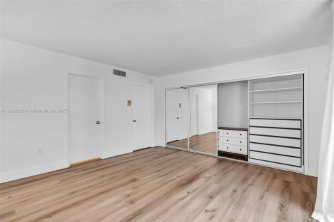 Condo in Key Biscayne, Florida, 2 bedrooms  № 1888798 - photo 17