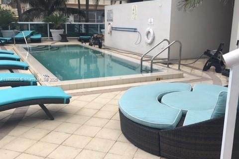 Condo in Surfside, Florida, 3 bedrooms  № 1862310 - photo 17
