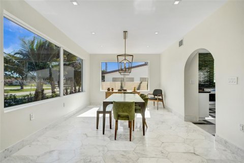 House in North Miami Beach, Florida 4 bedrooms, 243.31 sq.m. № 1787269 - photo 10