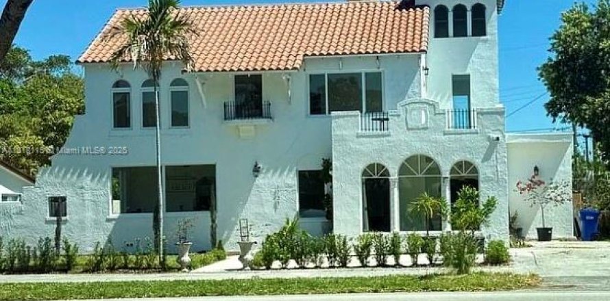 House in North Miami Beach, Florida 4 bedrooms, 243.31 sq.m. № 1787269
