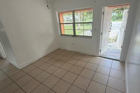 Townhouse in North Miami, Florida 2 bedrooms, 162.39 sq.m. № 2086327 - photo 2