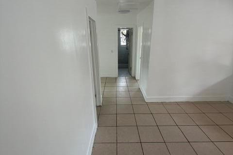 Townhouse in North Miami, Florida 2 bedrooms, 162.39 sq.m. № 2086327 - photo 3