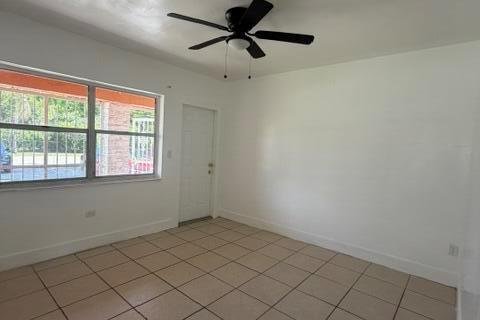 Townhouse in North Miami, Florida 2 bedrooms, 162.39 sq.m. № 2086327