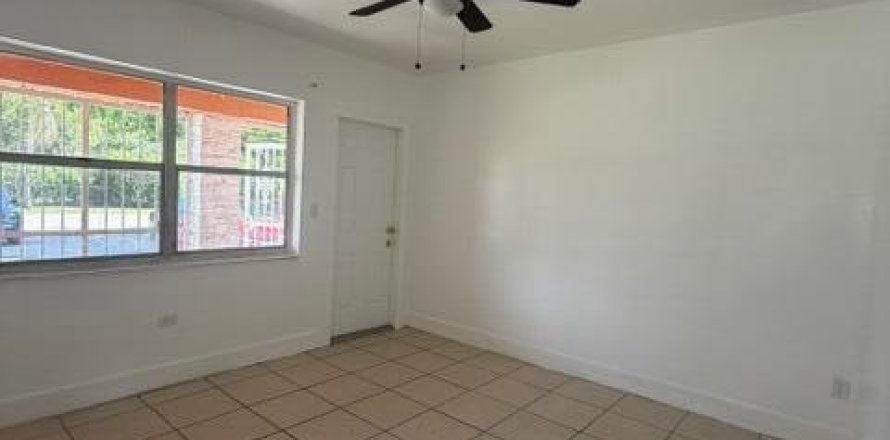 Townhouse in North Miami, Florida 2 bedrooms, 162.39 sq.m. № 2086327