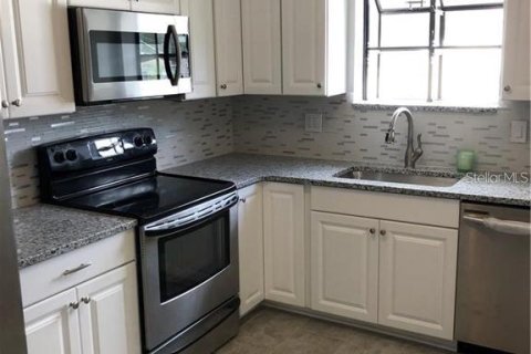 Townhouse in Tampa, Florida 2 bedrooms, 126.72 sq.m. № 2215288 - photo 6