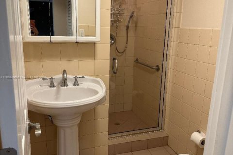 Condo in Miami, Florida, 3 bedrooms  № 1935849 - photo 9