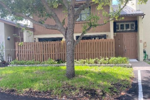 Condo in Miami, Florida, 3 bedrooms  № 1935849 - photo 1