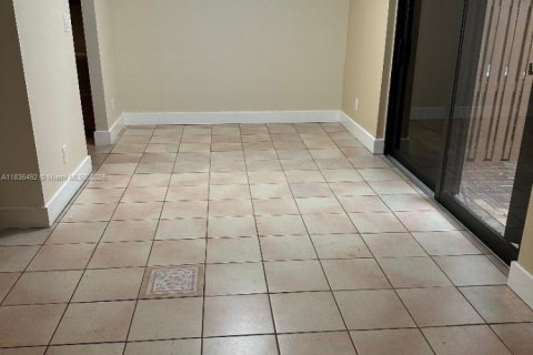 Condo in Miami, Florida, 3 bedrooms  № 1935849 - photo 4